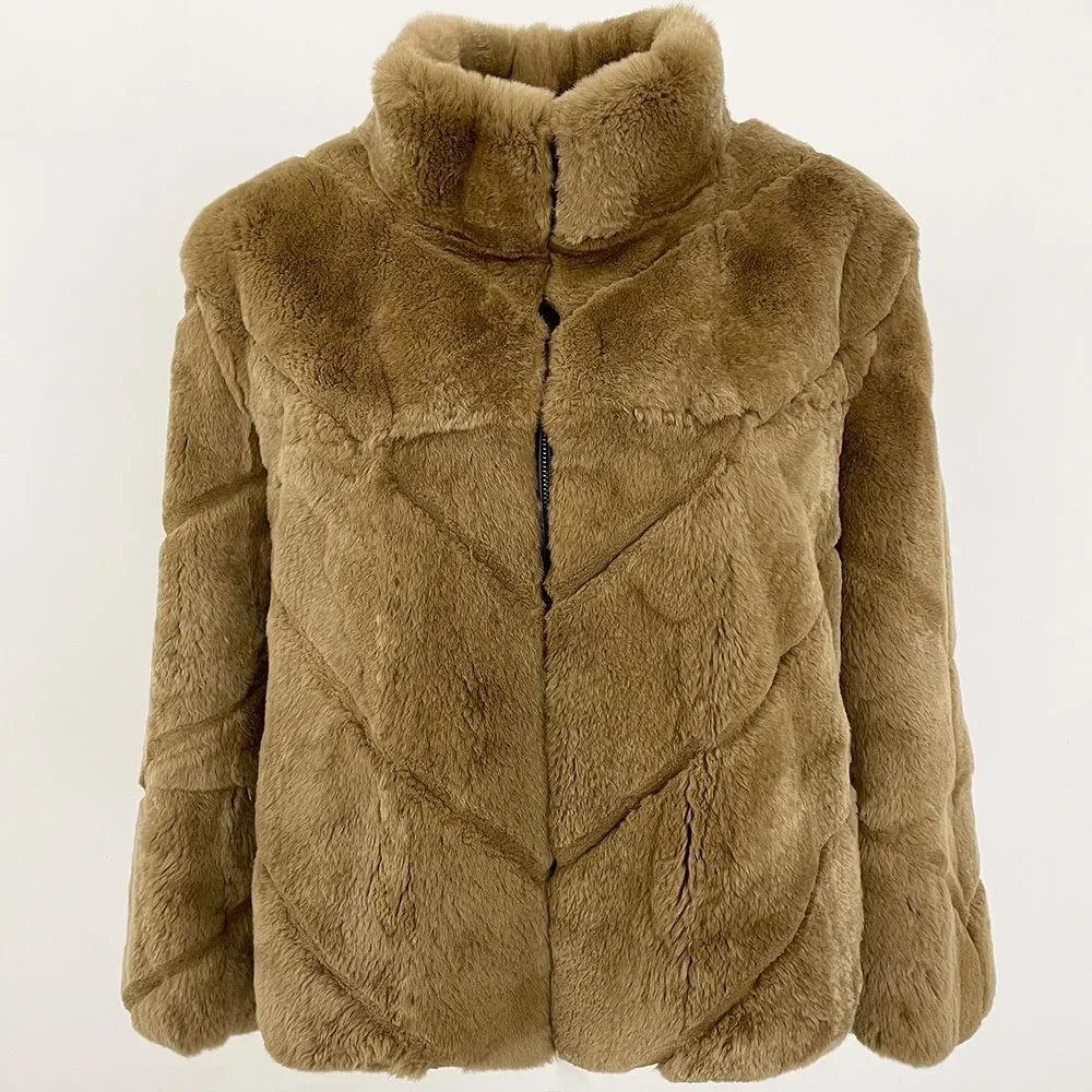 معطف فرو الأرنب الحقيقي دافئ 2025 جديد لخريف وشتاء ملابس خارجية من الفرو الطبيعي قصيرة بلون سادة سترة نسائية من فراء الأرانب موضة أنثى