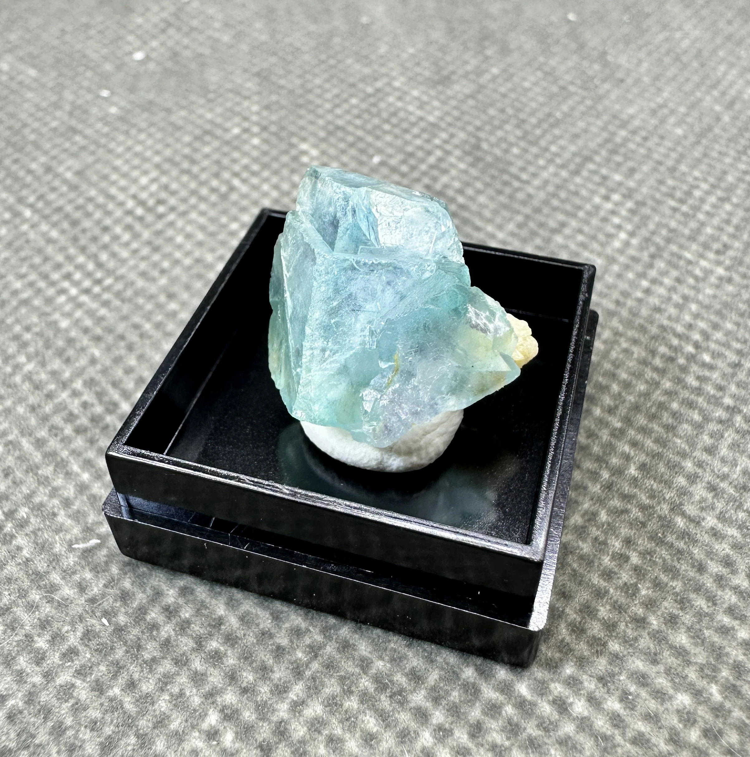 

Натуральные кристаллы флюорита Яогаан, минеральные образцы + целебные кристаллы кварца и камни, драгоценный камень