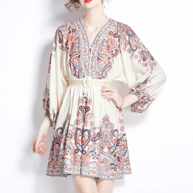 Vestido curto e com decote em V e cinto na cor bege para a tendência da moda início da primavera 2024 da Austrália, es...