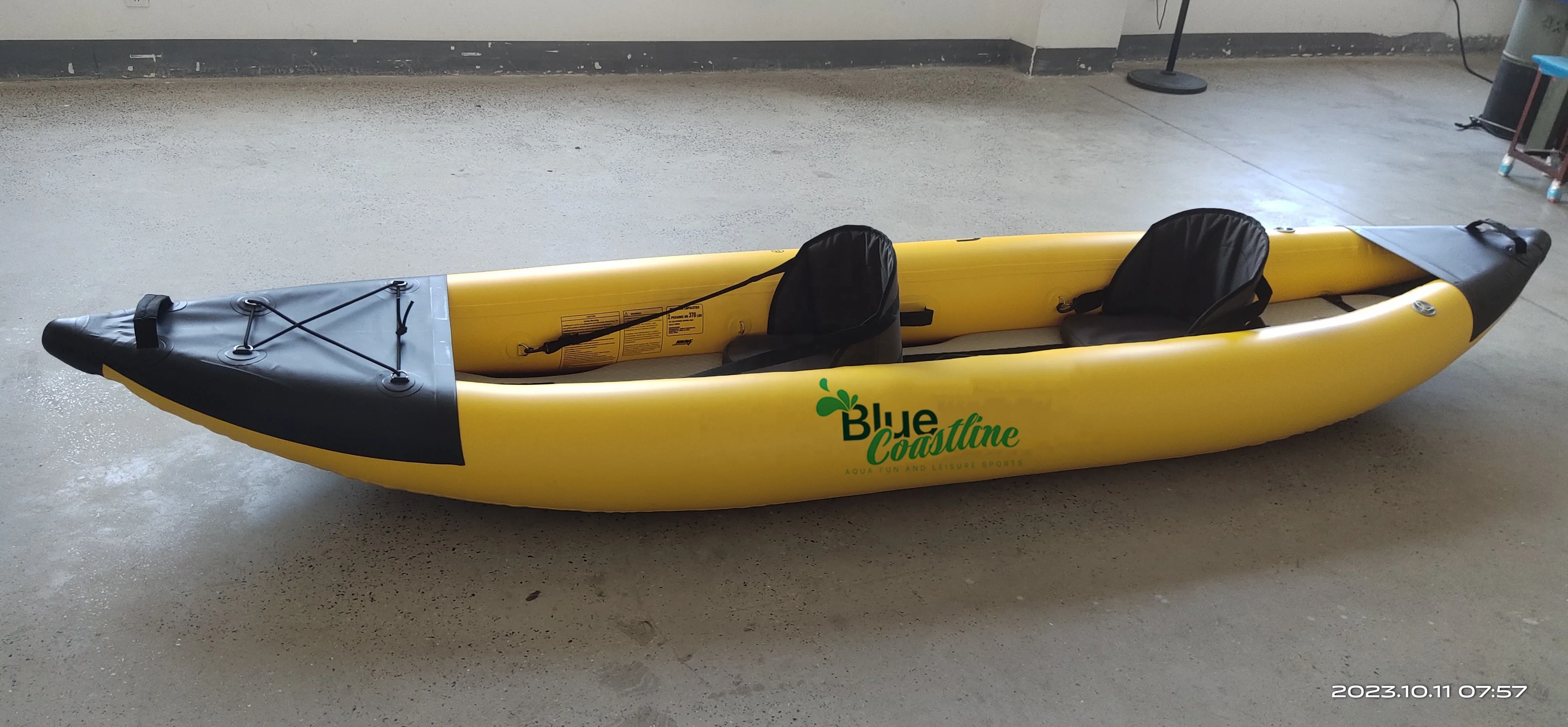 قوارب الكاياك القابلة للنفخ لمجداف ملحقات الصيد يتضمن قارب كاياك للرياضات المائية بشخصين