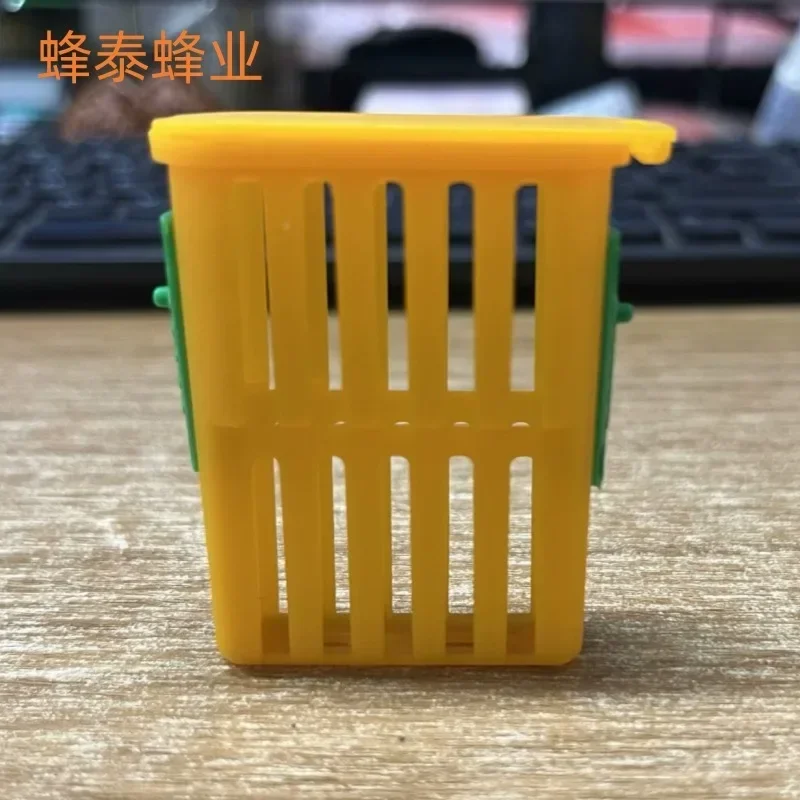 A50PCS Yellow Plastic Cage With Sliding Doors On Both Sides, Used As A Universal Beekeeping Tool For Chinese Honeybees