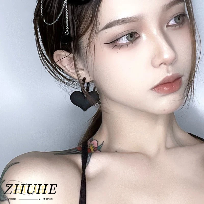 Boucles d'oreilles créoles cœur noir esthétique sombre pour hommes et femmes, accessoires de bijoux en alliage de cuivre, boucles d'oreilles pendantes amour mat pour tous les jours
