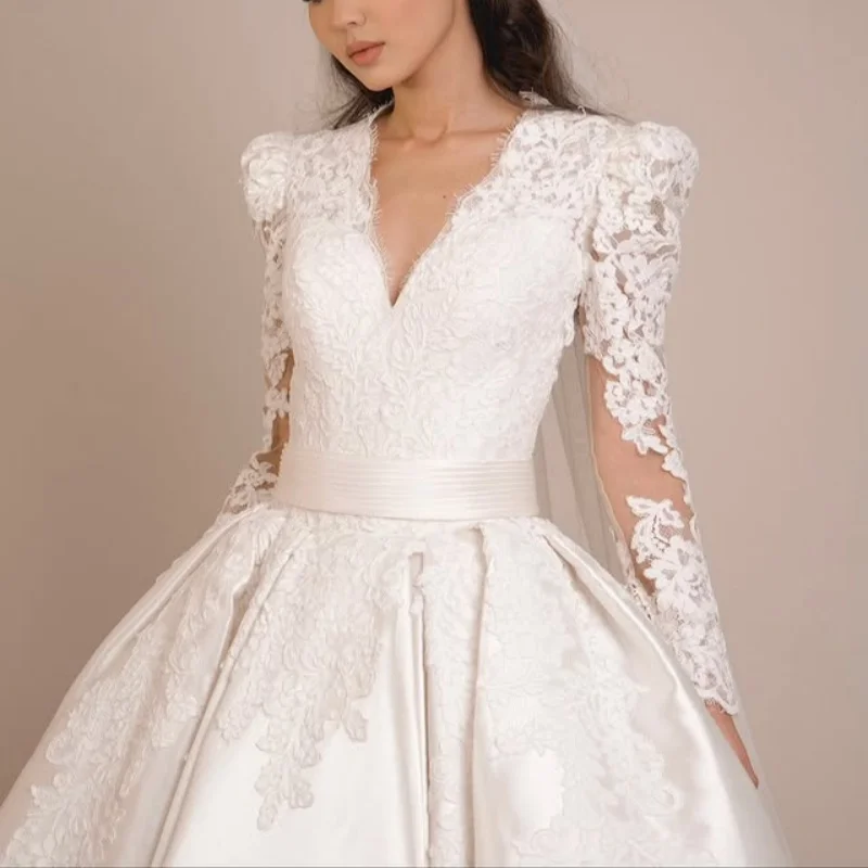 

Satin white Appliques Lace Wedding Dresses of long sleeves A-line decal Bridal Gowns Made Customized