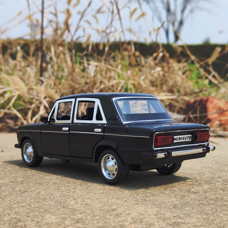 1:24 lada clássico carro liga modelo de carro diecast simulação metal brinquedo veículo puxar para trás carro som luz coleção crianças presentes