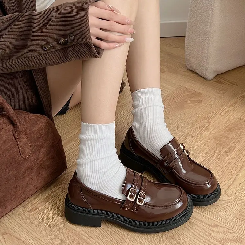 2026 Neue Damen-Slipper im britischen Stil mit dicker Sohle, schwarze Lederschuhe, Plateau-Freizeitschuhe für Frühling und Herbst
