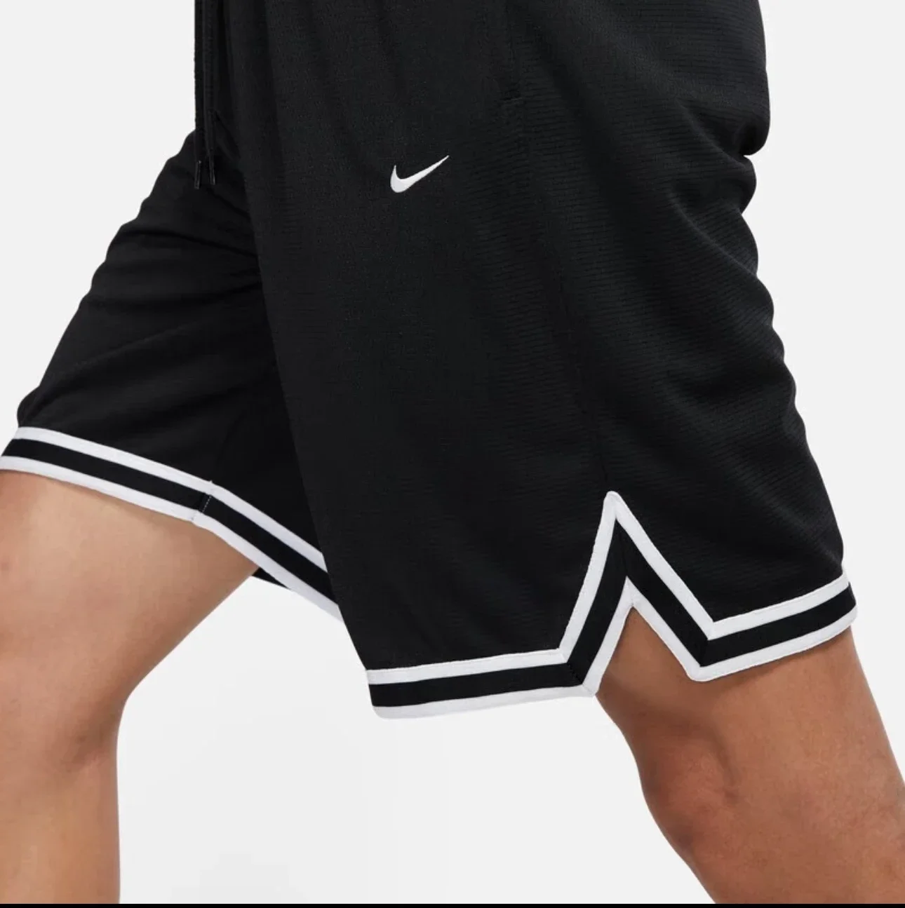 شورت كاجوال من Nike Dri Fit DNA سريع الجفاف لكرة السلة بخمس نقاط للرجال باللون الأسود