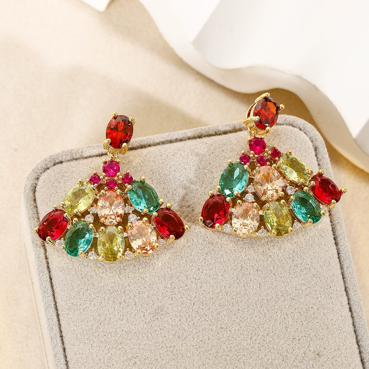 Newly released retro court-style ear pendants in fan-shaped hollow design - exquisite and glamorous jewelry for the ears.
