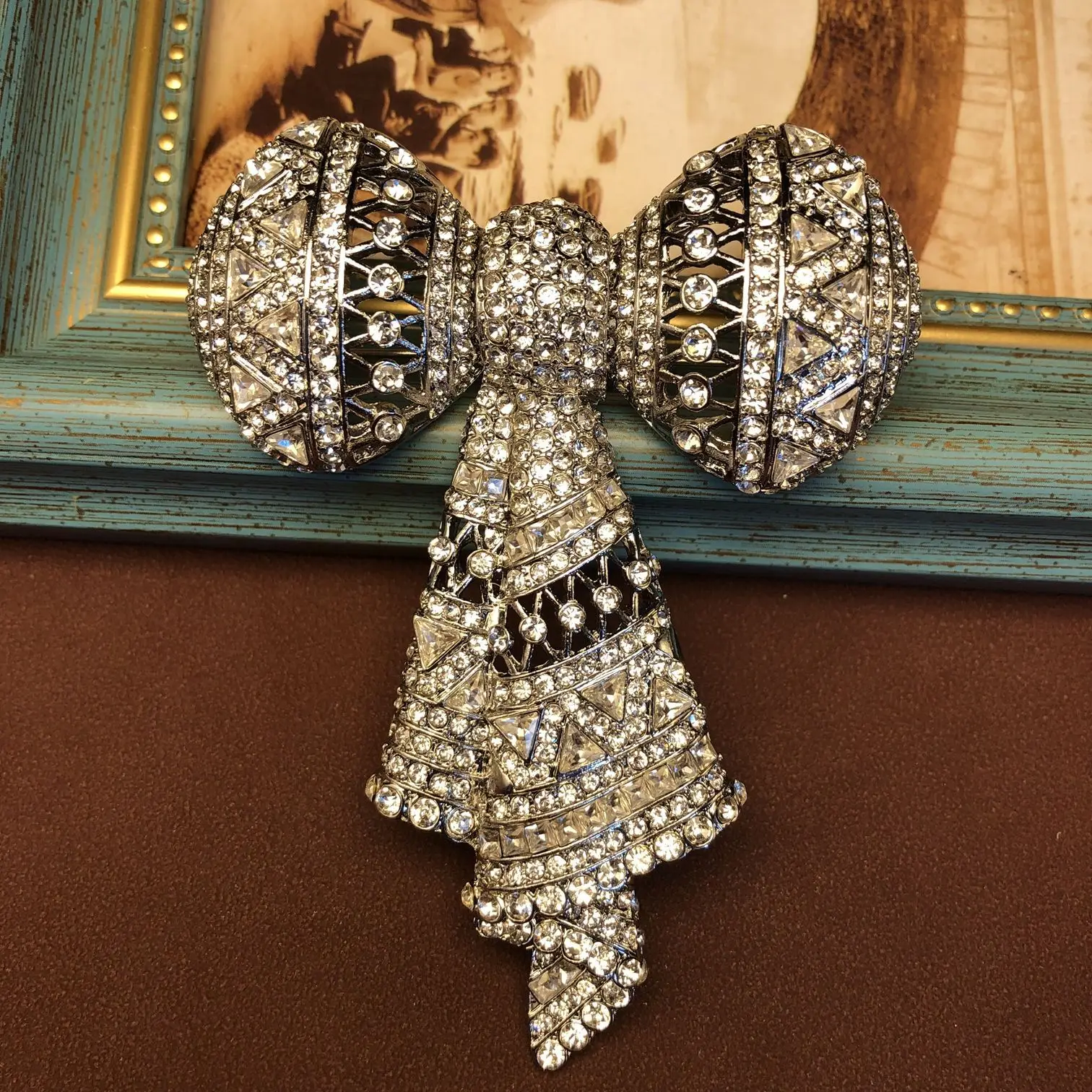 

Модная дизайнерская брошь-заколка с бриллиантами в виде ленты для стильного свитера или костюма