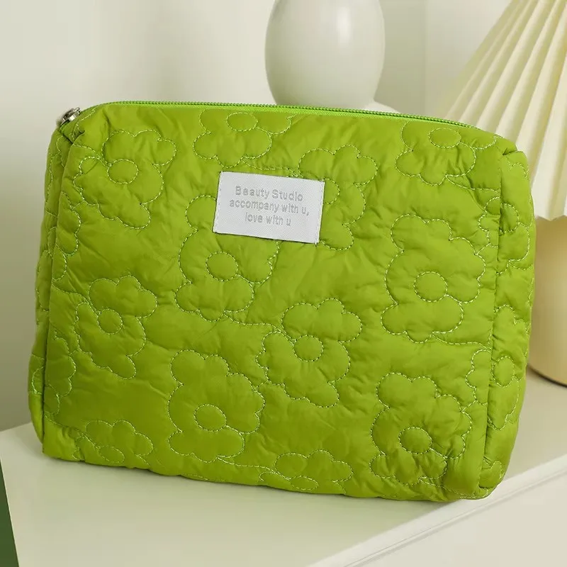 Large Capacity Cream Colored Quilted Cloud Makeup Bag, High Beauty Girl Heart Joins Hands to Take Makeup Storage Bag Wash Bag