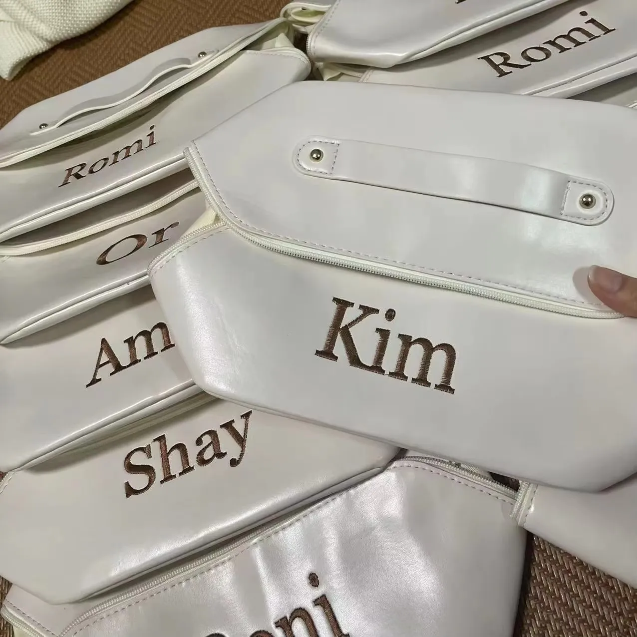 Large Capacity Customized PU Makeup Bag with Name Bridal Shower Bridesmaid Gift Custom Embroidered Cosmetic Pouch for Women