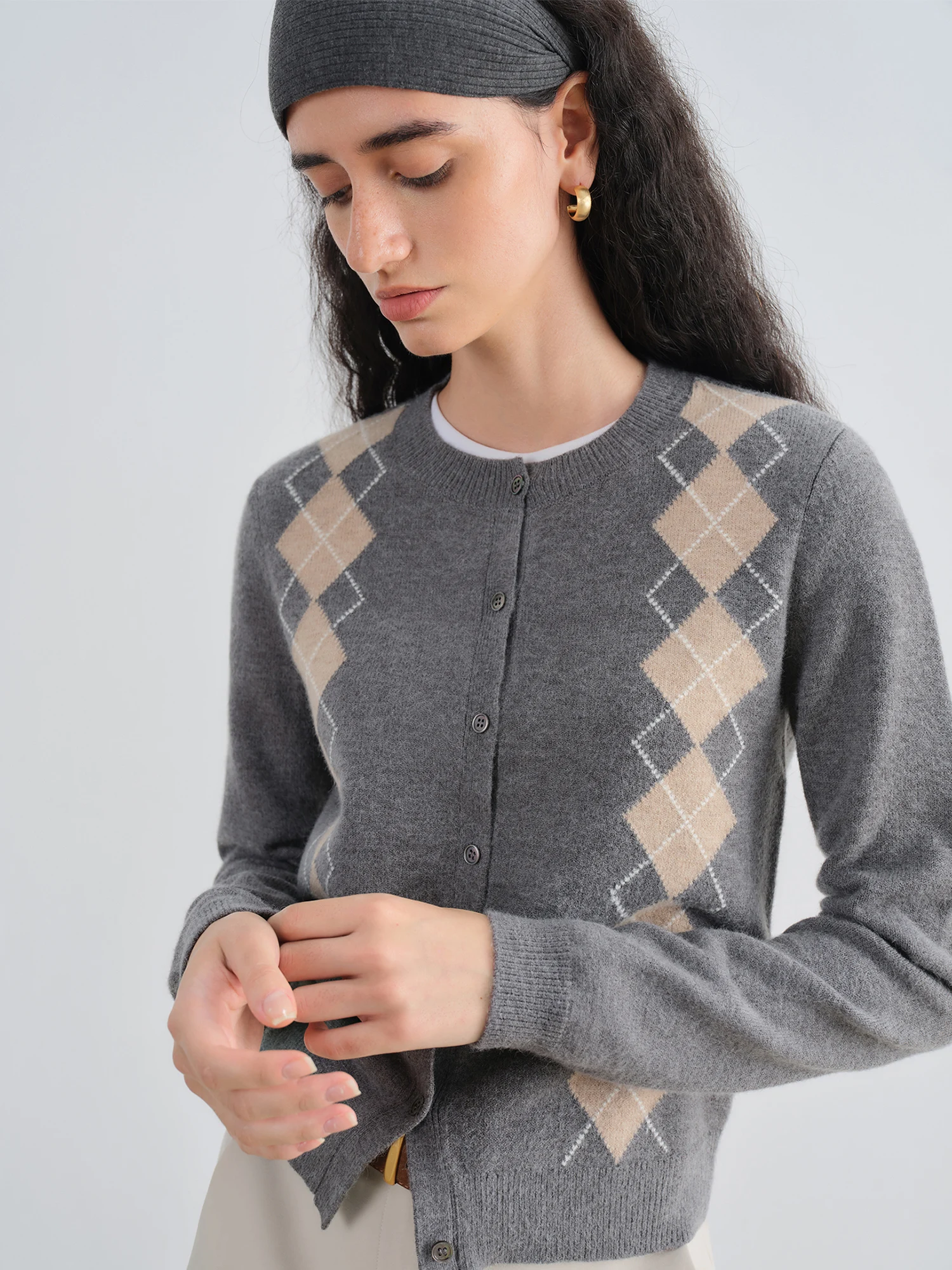Ziqiao Retro-Strickjacke im britischen College-Stil, rautenförmig, für Damen, 2025, Herbst, neues Rundhals-Oberteil mit gerader Schulter, 25ZQ93095
