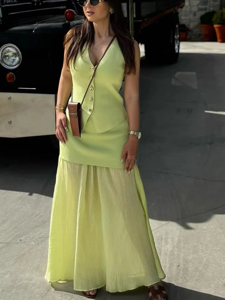 Elegancki letni zestaw damski: dzianinowa, dopasowana kamizelka bez rękawów z dekoltem w serek zapinana na guziki + modna długa spódnica z wysokim stanem, łączona z zamkiem błyskawicznym.