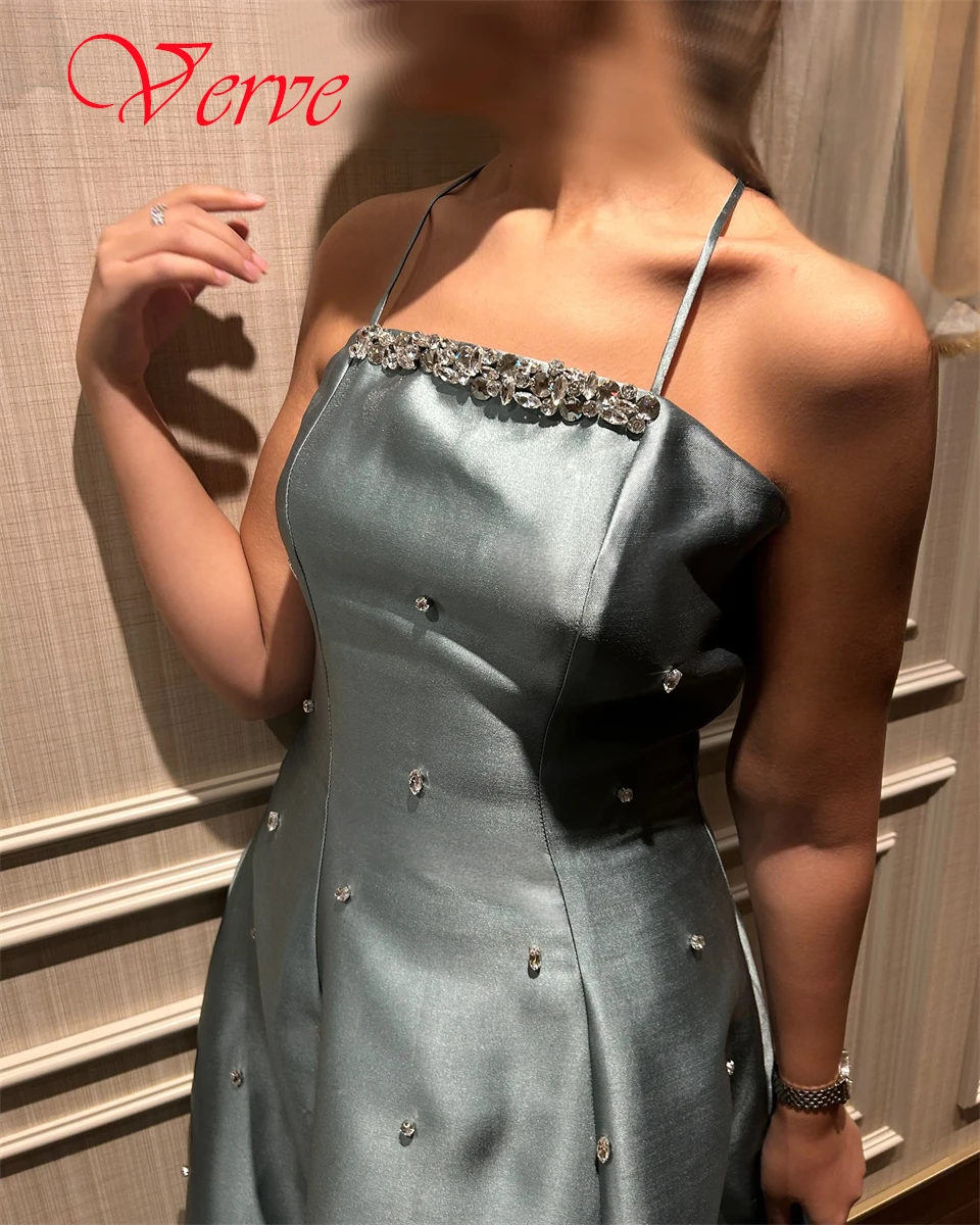 Aangepaste delicate lichtblauwe satijnen avondjurk Hoge kwaliteit strapless spaghettibandjes sjaal lange mouwen beroemdheidsjurken