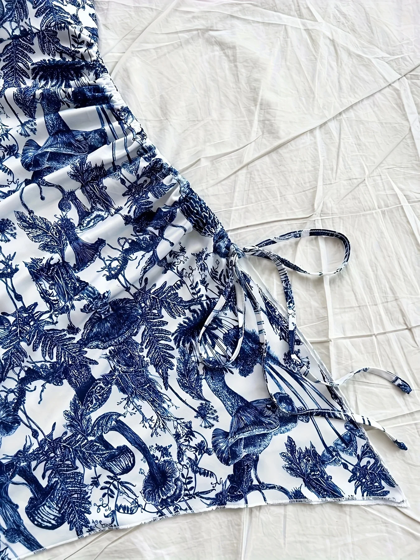 กระโปรงมินิแฟชั่นฤดูร้อนแบบผูกเอว ผ่าหน้าสูง ลายดอกเดซี่และเห็ด ทรงเข้ารูป เสื้อผ้าผู้หญิงแบบสั้น