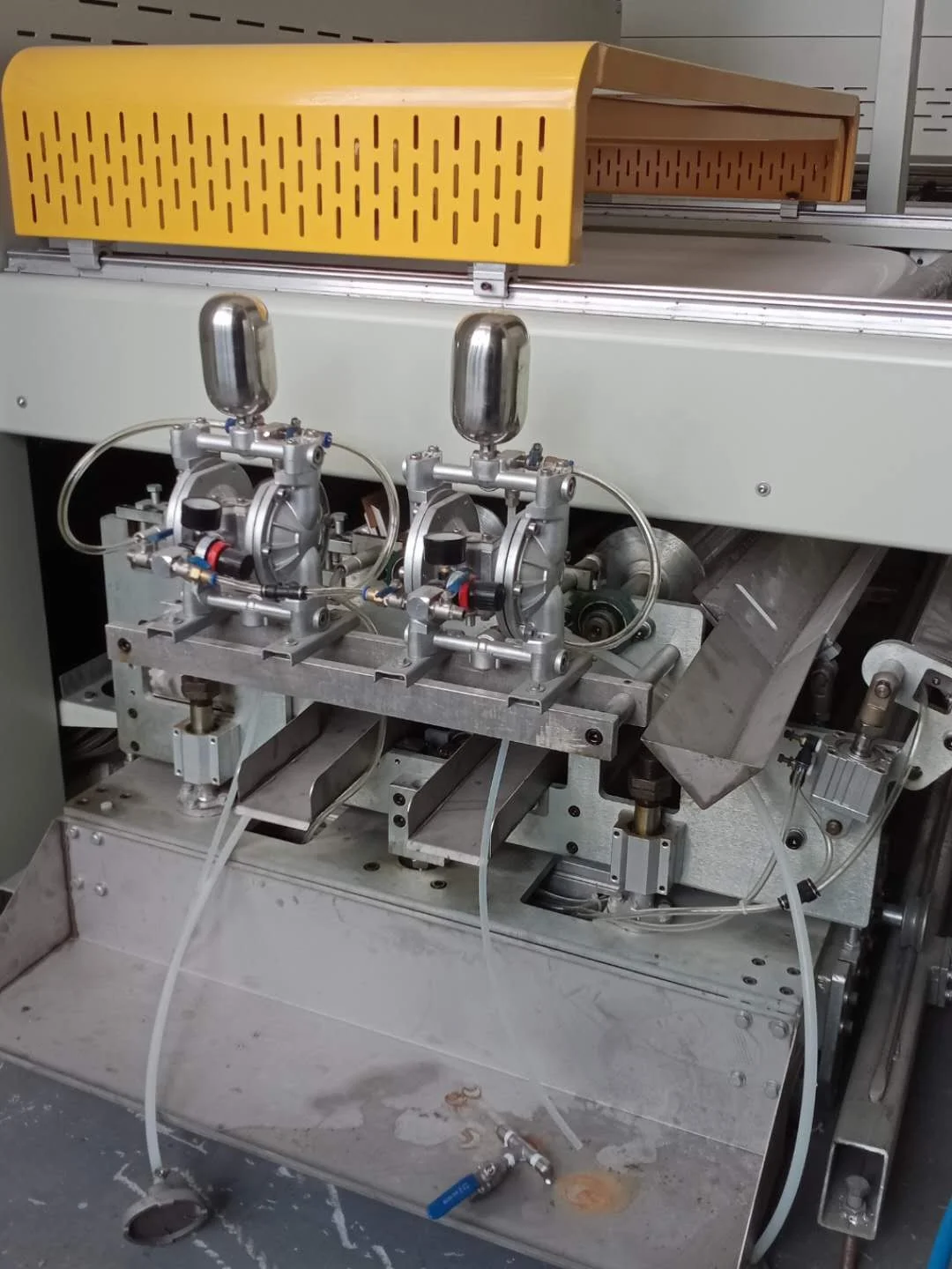 Macchina a spruzzo automatica del sistema di verniciatura per porte in legno CNC per MDF/legno massiccio/mobili