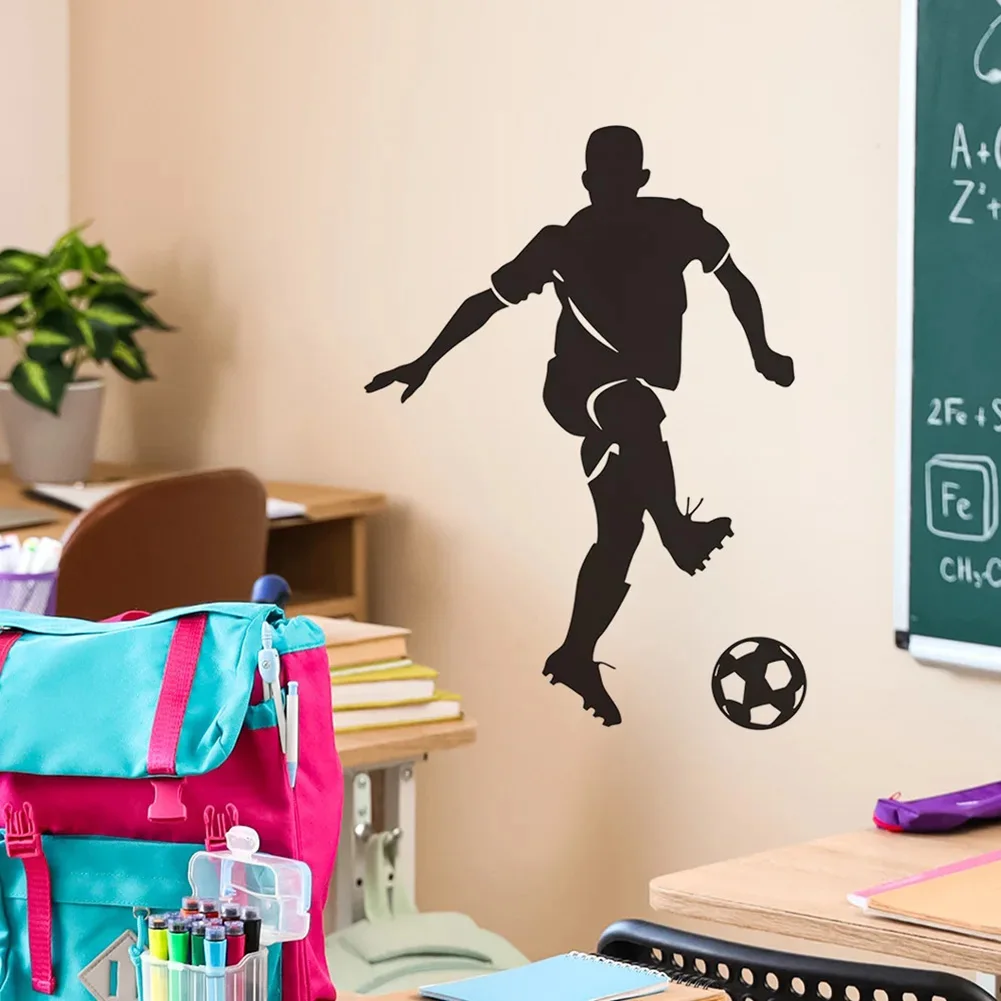 Autocollant silhouetté noir représentant un mouvement de football pour les espaces thématiques, y compris les salles de sport, les salles d'entraînement et les salons