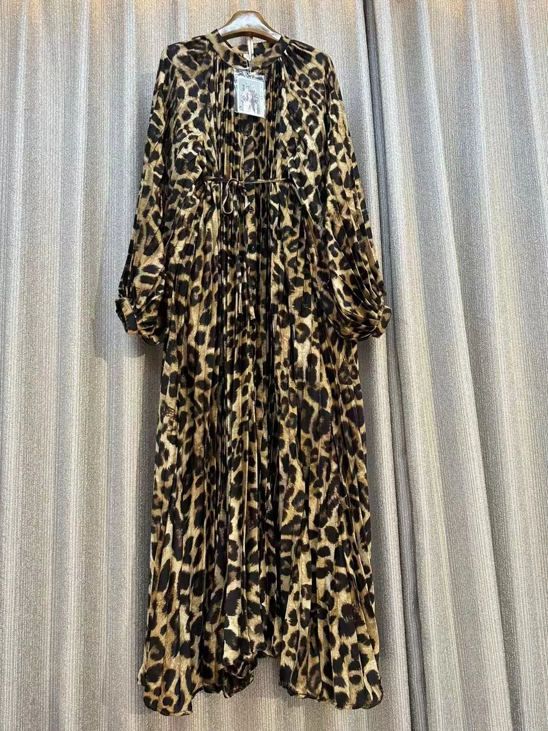 Sukienki damskie 2025 Nowy Nadruk Sznurowane Sukienki Damskie Dekolt O-Neck Bufiaste Rękawy Plisowana Sukienka z Dużym Rozkloszowanym Dołem Zapinana na Guziki Szaty