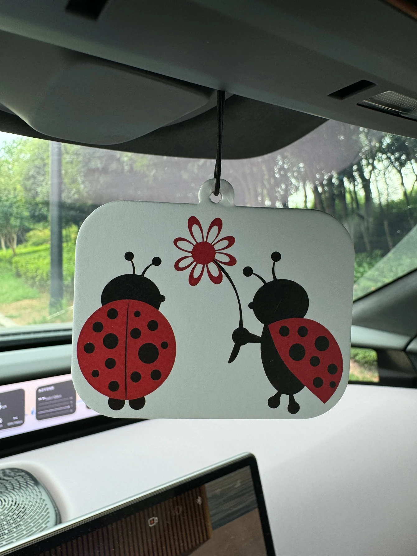 Cute Beetle Intercontinental Hotel (Hotel Scent) Neutral Car Perfume and Non-Toxic Air Freshener |   Natural Essential Oils and Aromatherapy Scent Tablets (Noroili/Grapefruit/Cedar) |   Hanging Type and Dual-Purpose with Vent Clip |   Long-Lasting Fragrance for 60-90 Days |   Deodorize and Purify the Air |   Suitable for Use in Cars, Homes, Wardrobes, and Bathrooms. |   Cartoon Animation Design |   Same Fragrance as the One Sold in the Store |   Creativity
