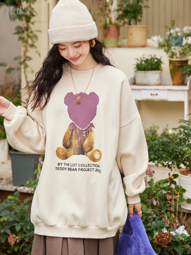 

ARTKA 2022 Winter New Women Sweatshirt Fashion Loose Bear Print Plush Thicken Sweatshirts Long Sleeve Casual Sweatshirt VA92120D