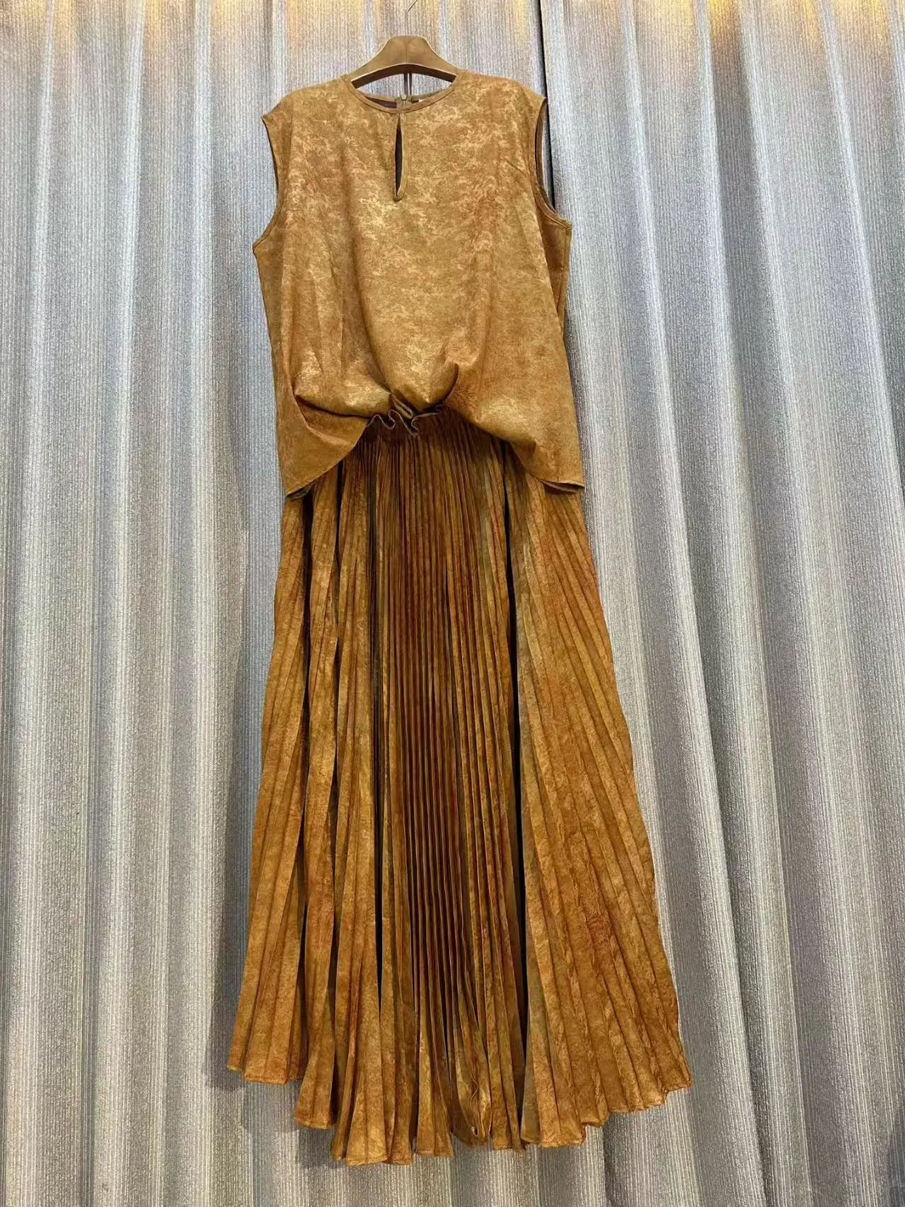 

Новая ретро-футболка с рукавами и круглым вырезом, с принтом, летняя, женский комплект из двух предметов: юбка с эластичной талией, повседневный модный костюм из двух частей.