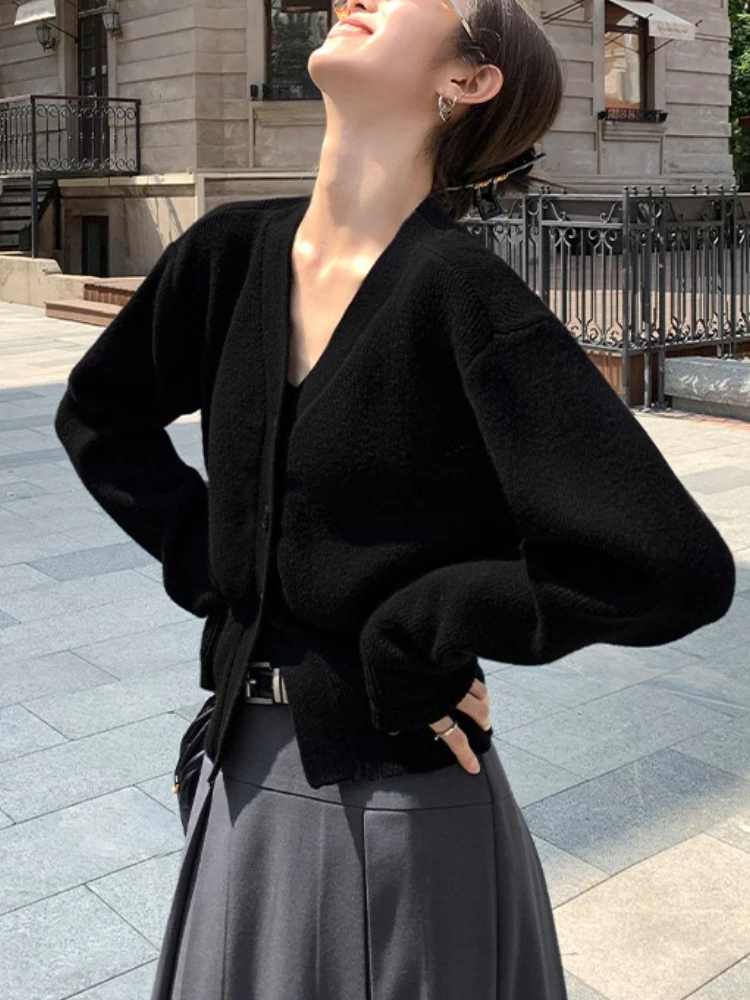 เสื้อคาร์ดิแกนถักทรงเข้ารูป ดีไซน์เฉพาะตัว ไม่ซ้ำใคร สไตล์ลำลอง สำหรับฤดูใบไม้ร่วงและฤดูหนาว ปี 2025 ให้ลุคหรูหรา สีพื้น คอวี