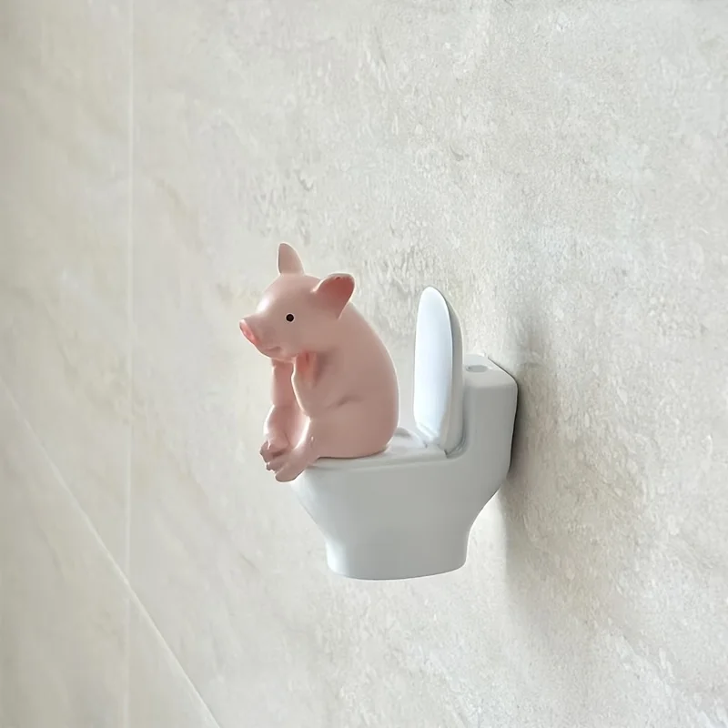 1pc Cute Pig Sitting on Toilet -Tabletop or Wall-Mounted, Home Office Desk & Living Room Display, Home Decor, Bathroom Accessory