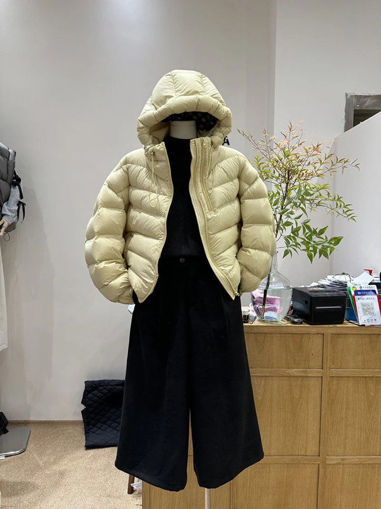 2025 inverno nuova versione coreana piumino da donna stile corto con cappuccio 90 piumino d'anatra bianco caldo cappotto leggero alla moda