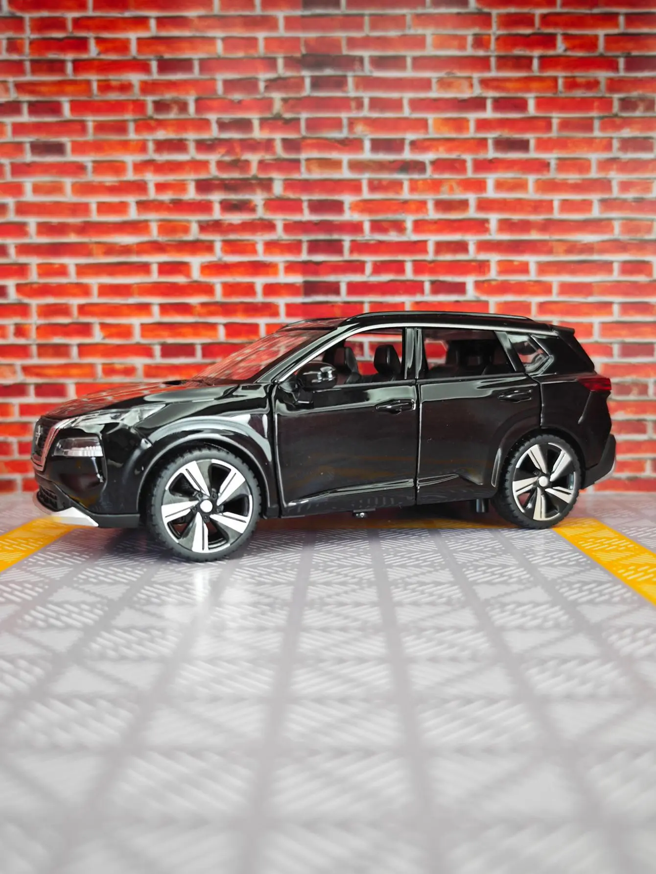 

Модель автомобиля из сплава Nissan X-trail 1:32, двери, передний капот и дверь багажника можно открыть имеет функцию звука и освещения.