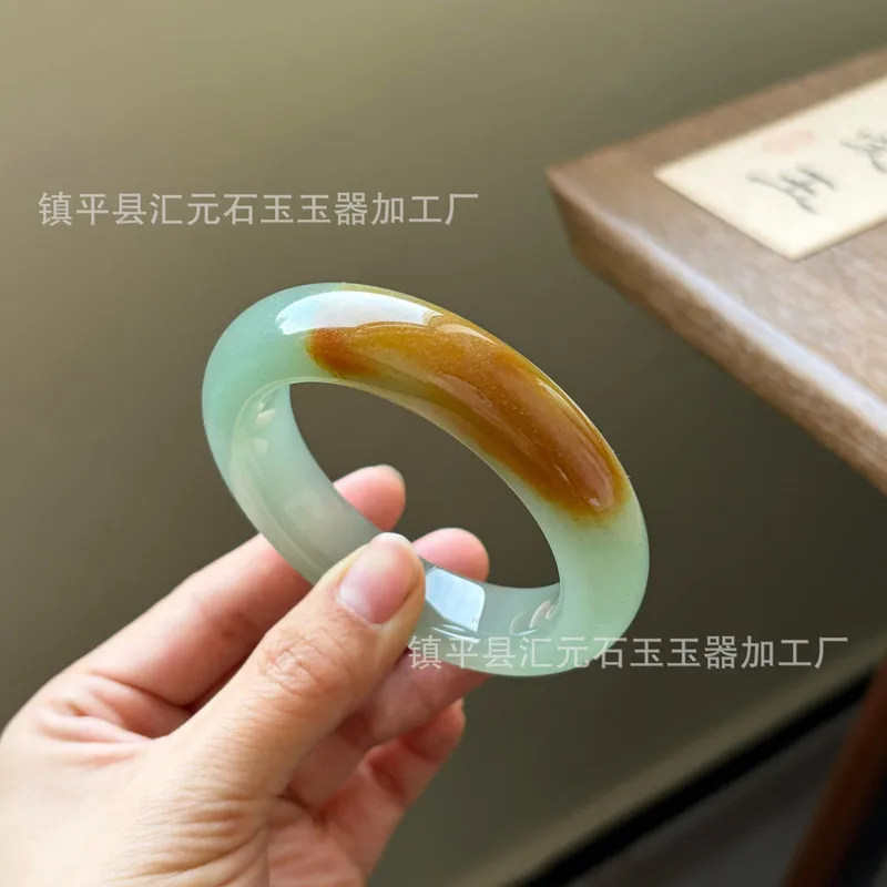 Natural Dongling is crystal clear and translucent, a cheap alternative to the jadeite-colored jade bracelet