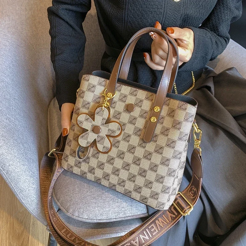 

2025 Luxury Designer Paris Inspired Handbag With Large Capacity For Business And Leisure Solid Color