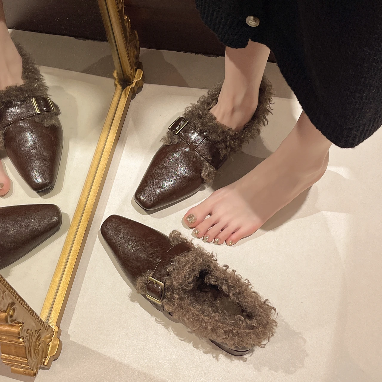 حذاء نسائي من الفرو بالإضافة إلى كعب عالي مخملي دافئ لخريف وشتاء 2025، حذاء كلاسيكي مريح بتصميم كلاسيكي جديد منخفض الارتفاع. #1
