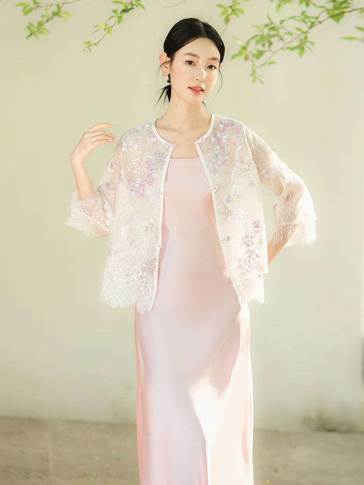 

Новый китайский комплект ibai: куртка с тяжелой вышивкой и кружевными вставками, юбка из ацетата. Женская модная коллекция Весна.