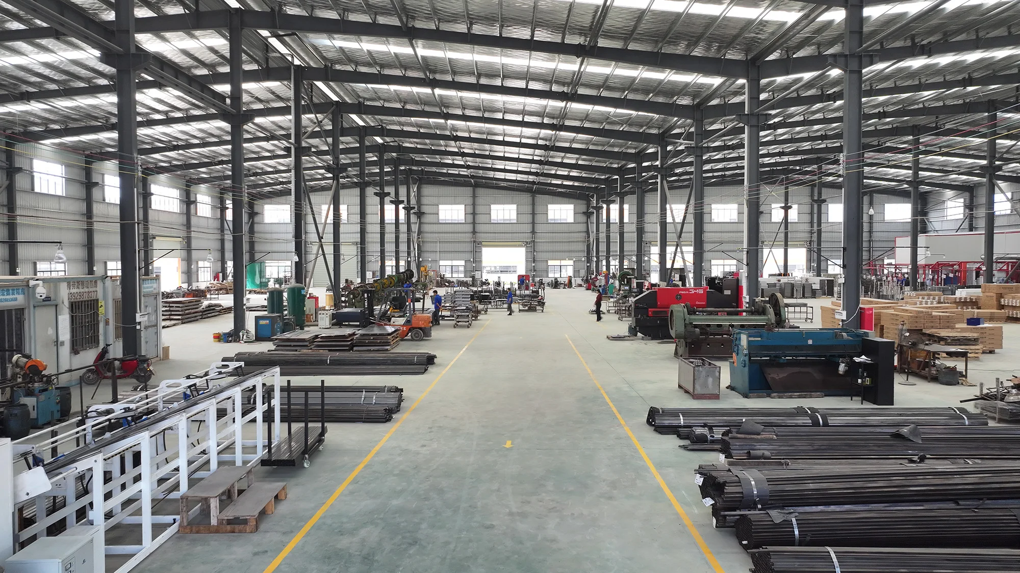 Armazenamento de equipamentos esportivos interno ao ar livre rack de esportes garagem bola armazenamento organizador com cesta e ganchos