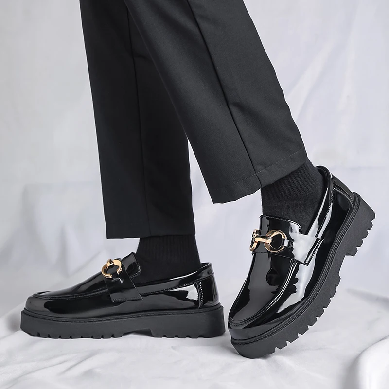 Herren-Freizeitsneakers, Herren-Slipper aus glänzendem Lackleder, Herren-Lederschuhe mit dicker Sohle und Metallschnalle, die die Körpergröße optisch erhöhen, Herren-Freizeitschuhe im britischen Stil für den täglichen Gebrauch. – Detail 12