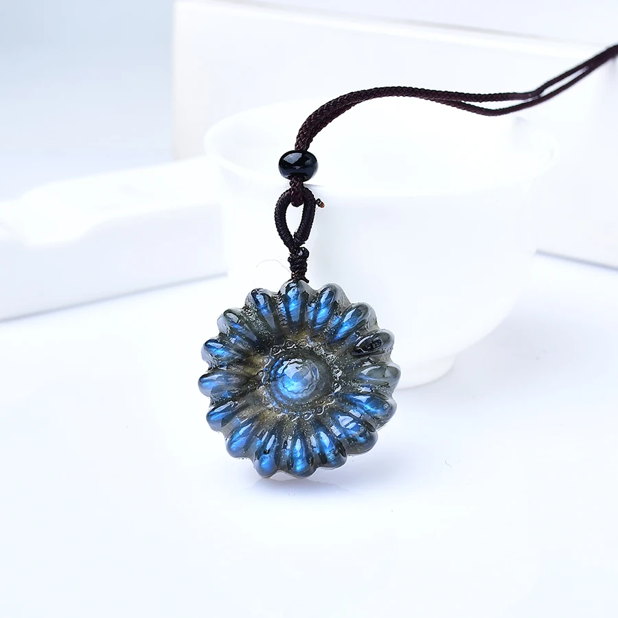 1PC Natural labradorite Sunflower Pendant Raw Gemstone Random Color Crystal Healing Stone Carving Gemstone Craft Home Decor Gift