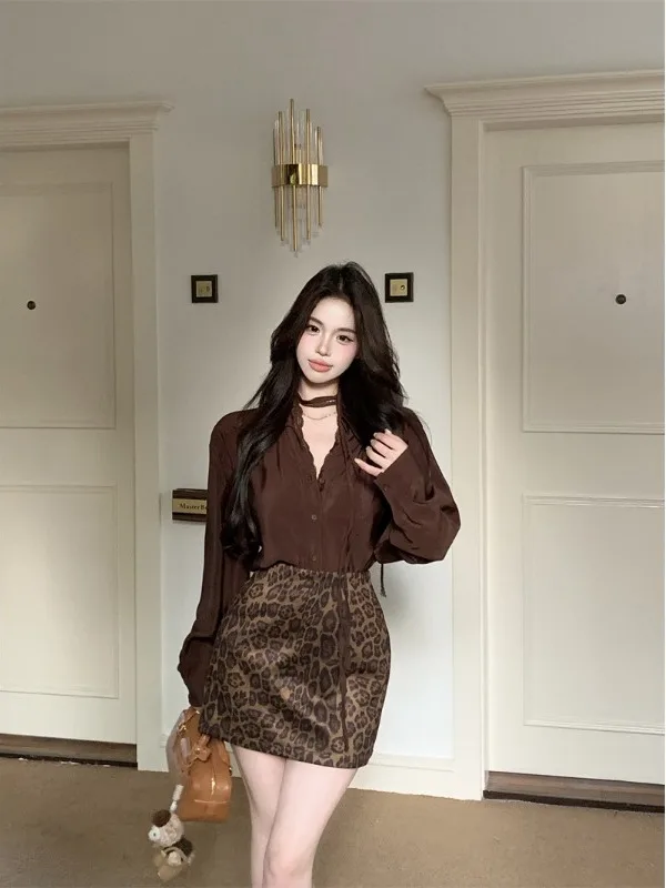 

Комплект для женщин: рубашка миди с длинным рукавом в стиле кафе-а-ля и юбка с завышенной талией с леопардовым принтом в ретро-стиле, осенний комплект из двух предметов.