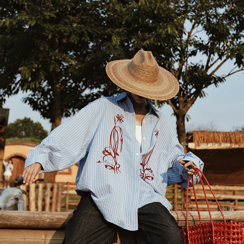 Новое поступление 2025 года, осенняя женская модная блузка с длинным рукавом и отложным воротником, повседневная свободная полосатая синяя рубашка с вышивкой T203