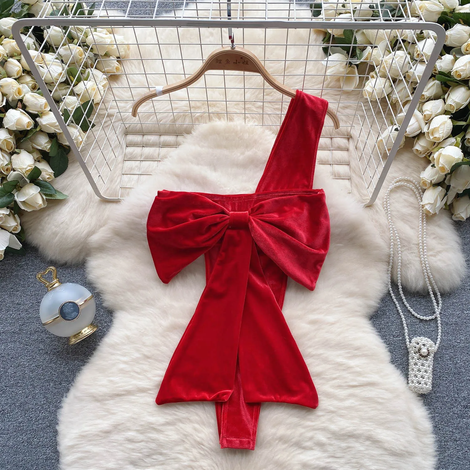 

Женский рождественский велюровый комбинезон на бретелях, модный облегающий комбинезон на одно плечо с бантом, сексуальный однотонный цельный комбинированный боди