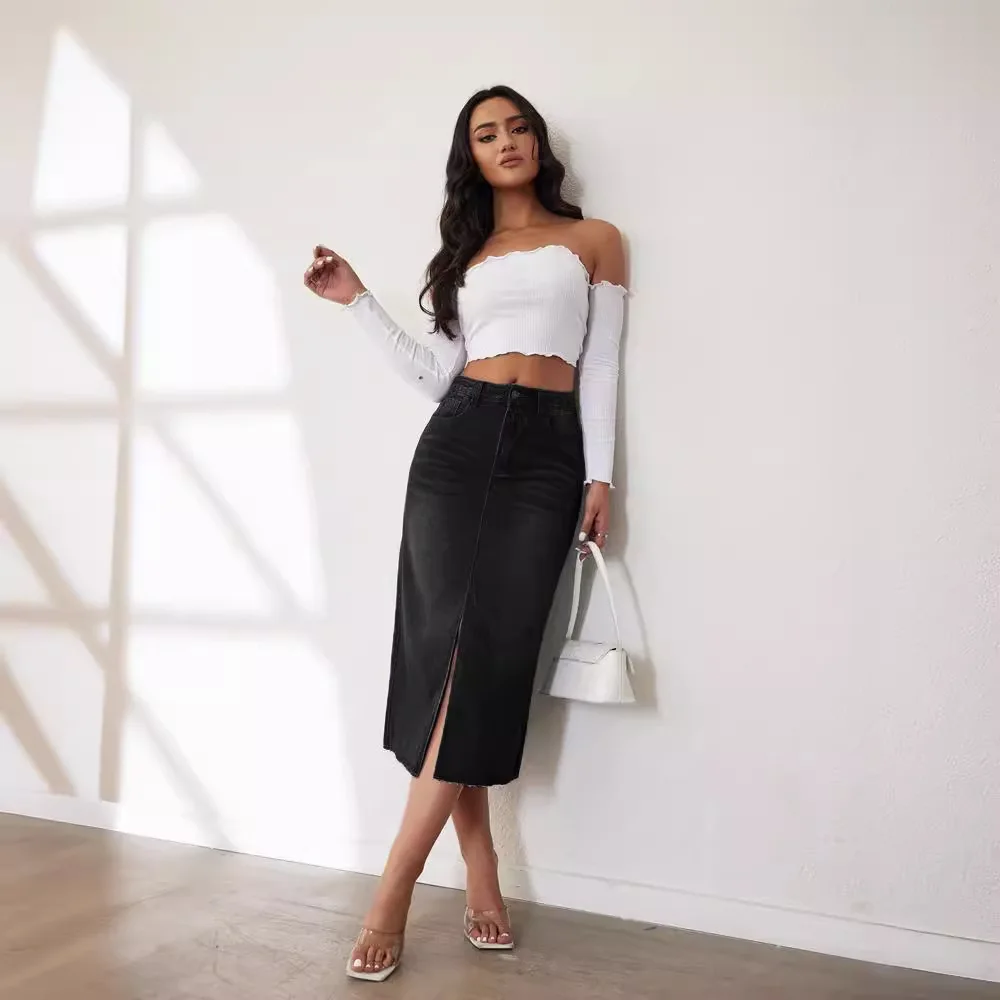 Gonna a metà corpo in denim con spacco a vita alta retrò americano. Nuova gonna da donna alla moda, semplice e casual in primavera ed estate