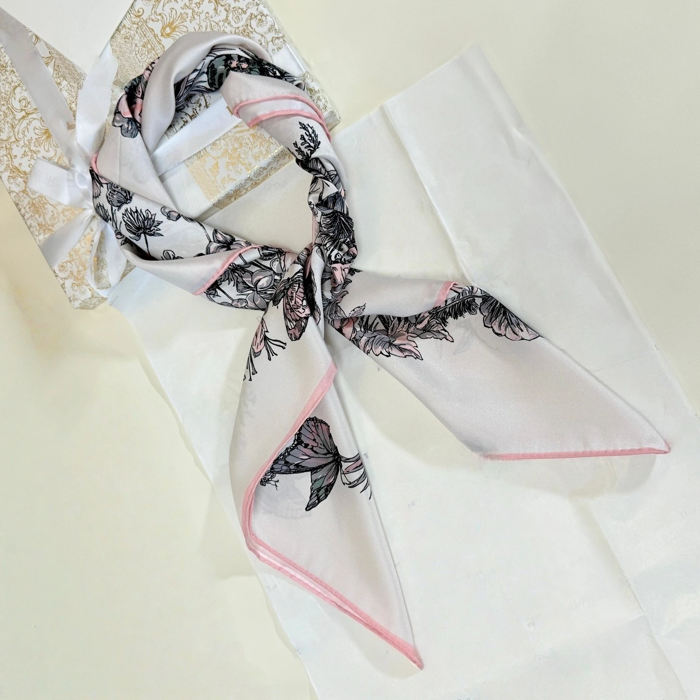 panuelo-cuadrado-de-seda-de-lujo-para-mujer-nuevo-diseno-con-estampado-de-mariposas-panuelo-versatil-para-el-cuello-accesorio-decorativo-para-el-cuello-diadema-regalo-festivo-90-90