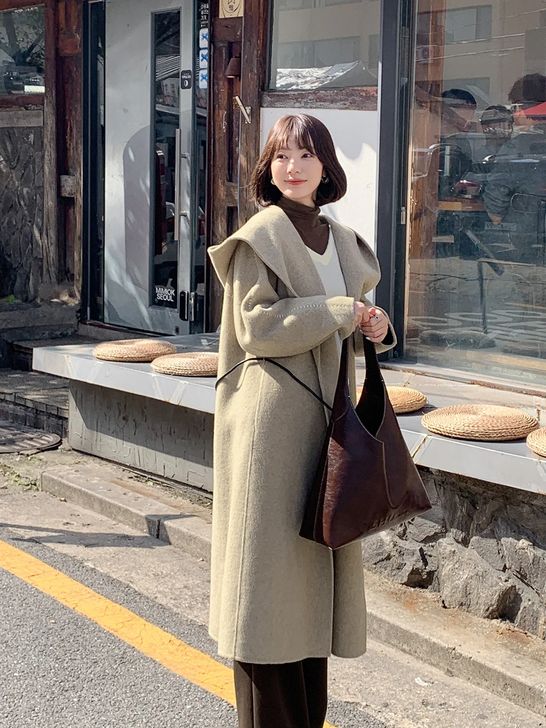 

Двустороннее шерстяное пальто для женщин с капюшоном в глубоком синем цвете от Fe Home Fashion Trendy Outerwear от Zero Deee Seoul