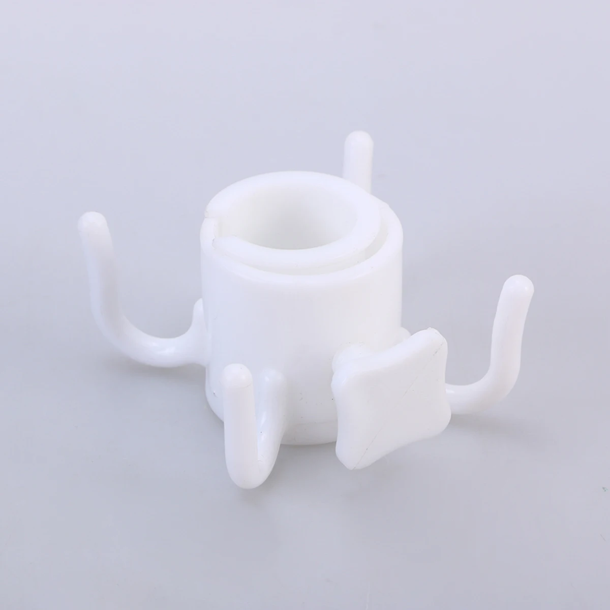 

Beach Umbrella Hanging Hook 4-prongs Plastic Umbrella Hanging Hook for Towels Camera Sunglasses Bags for Beach Camping Trips (Wh