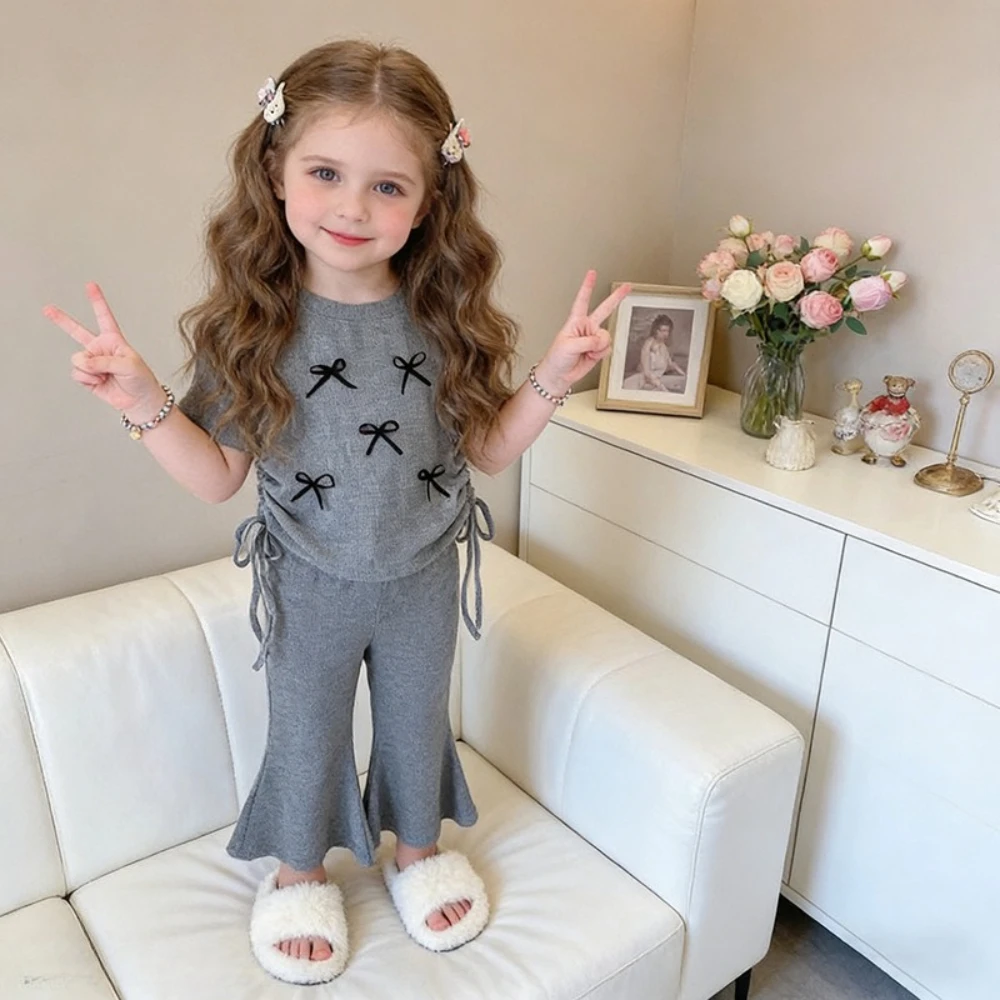 Conjunto Casual de Verão para Meninas de 2 a 7 Anos, Camiseta de Manga Curta com Estampa de Laço + Calças Flare, Conjunto de Duas Peças
