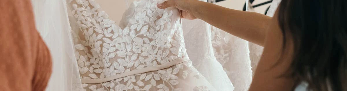 Toofan Einfache kurze Brautkleider, maßgeschneidert, breite Träger, Satin, Falten, Mantel, Brautparty-Kleider über dem Knie, Mini-Damenbekleidung – Detail 18