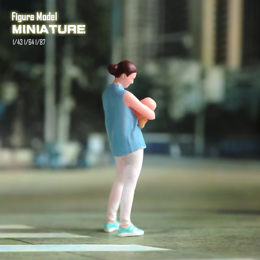 

Painted Miniatures Model 1/43 1/64 1/87 A Great Mother Holding Her Child In Her Arms Unpainted Figure Model Toys View Decoration