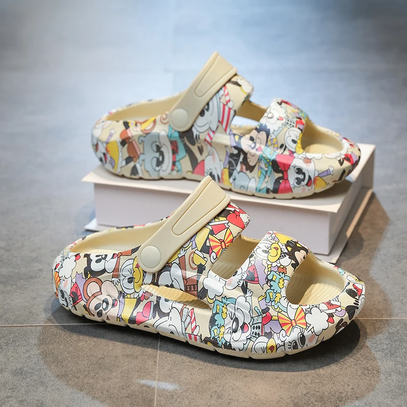 

A pair of children's summer sandals cartoon printed breathable non-slip suitable for home travel and casual outings MA-110619018