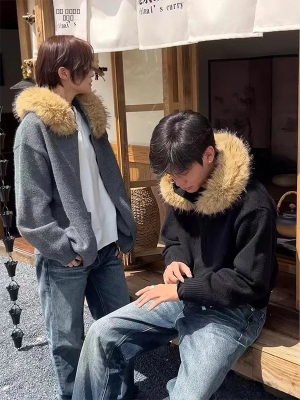 

Американский вязаный кардиган в стиле ретро с меховым воротником, повседневный, для мужчин и женщин, осень-зима, высококачественный, в стиле ленивого шик...