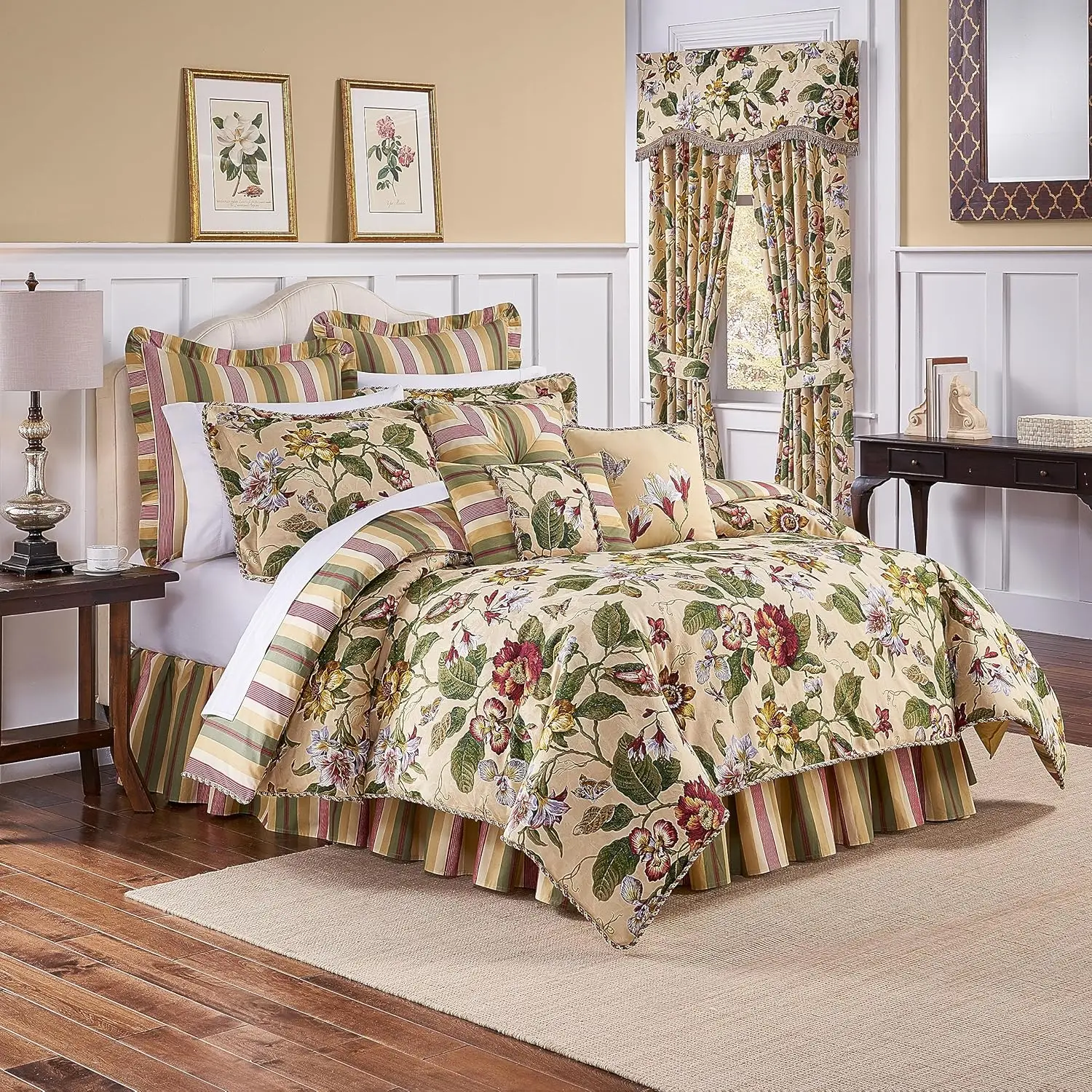 Laurel Springs Modern Farmhouse Floral 4-Piece Reversible Comforter Set, King, Parchment