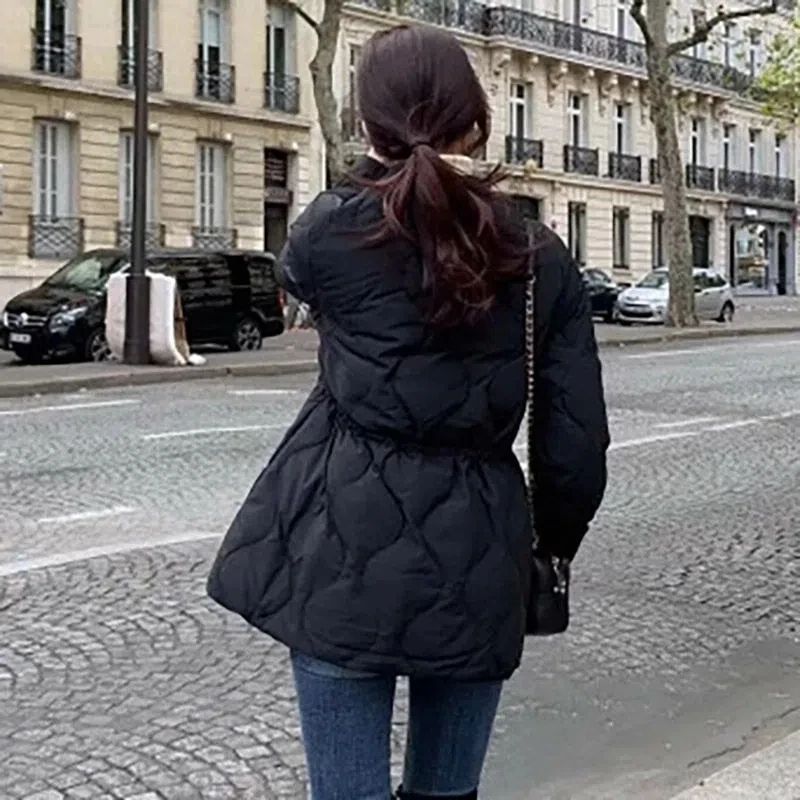 Jaqueta leve de algodão acolchoada de comprimento médio para mulheres, cintura com cordão, casaco acolchoado elegante parkas de inverno quente, moda