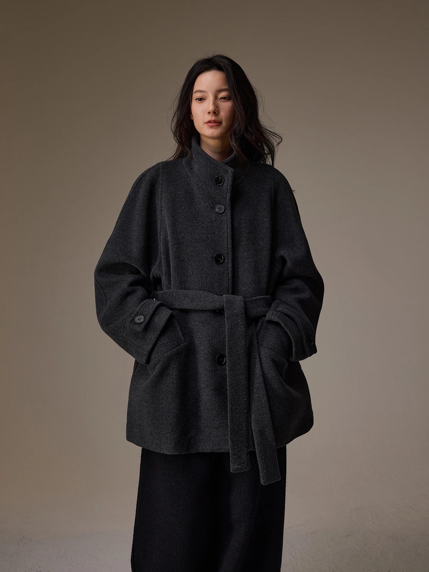 

INOUT Q Зимнее новое утепленное двустороннее шерстяное пальто средней длины с воротником-стойкой на одной пуговице